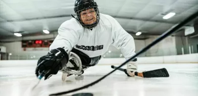 En person spille ishockey