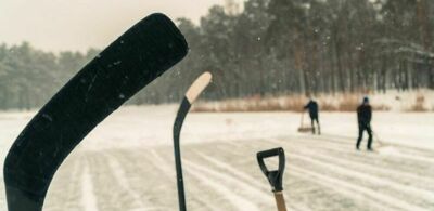 Hockeykøller på en skøytebane. Foto